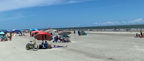 Una spiaggia nelle vicinanze, lettini da mare, teli da spiaggia