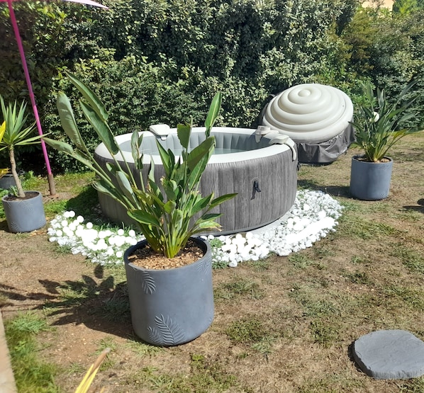 Bain à remous extérieur