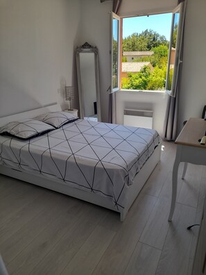 4 bedrooms, travel cot, free WiFi, bed sheets