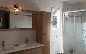 Shower, hair dryer, towels