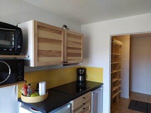 Private kitchen - Air-conditioned T2 apartment 5 minutes' walk from Les Sablettes beach LLS1 (La Seyne-sur-Mer)