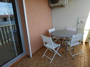 Outdoor dining - Air-conditioned T2 apartment 5 minutes' walk from Les Sablettes beach LLS1 (La Seyne-sur-Mer)