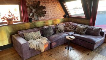 Smart-TV, Kamin, Bücher