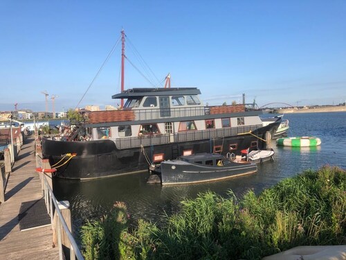 Garden of Eden, Amsterdam houseboat on a lake