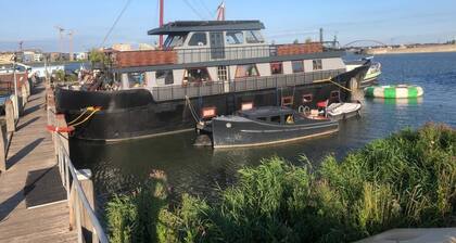 Garden of Eden, Amsterdam houseboat on a lake