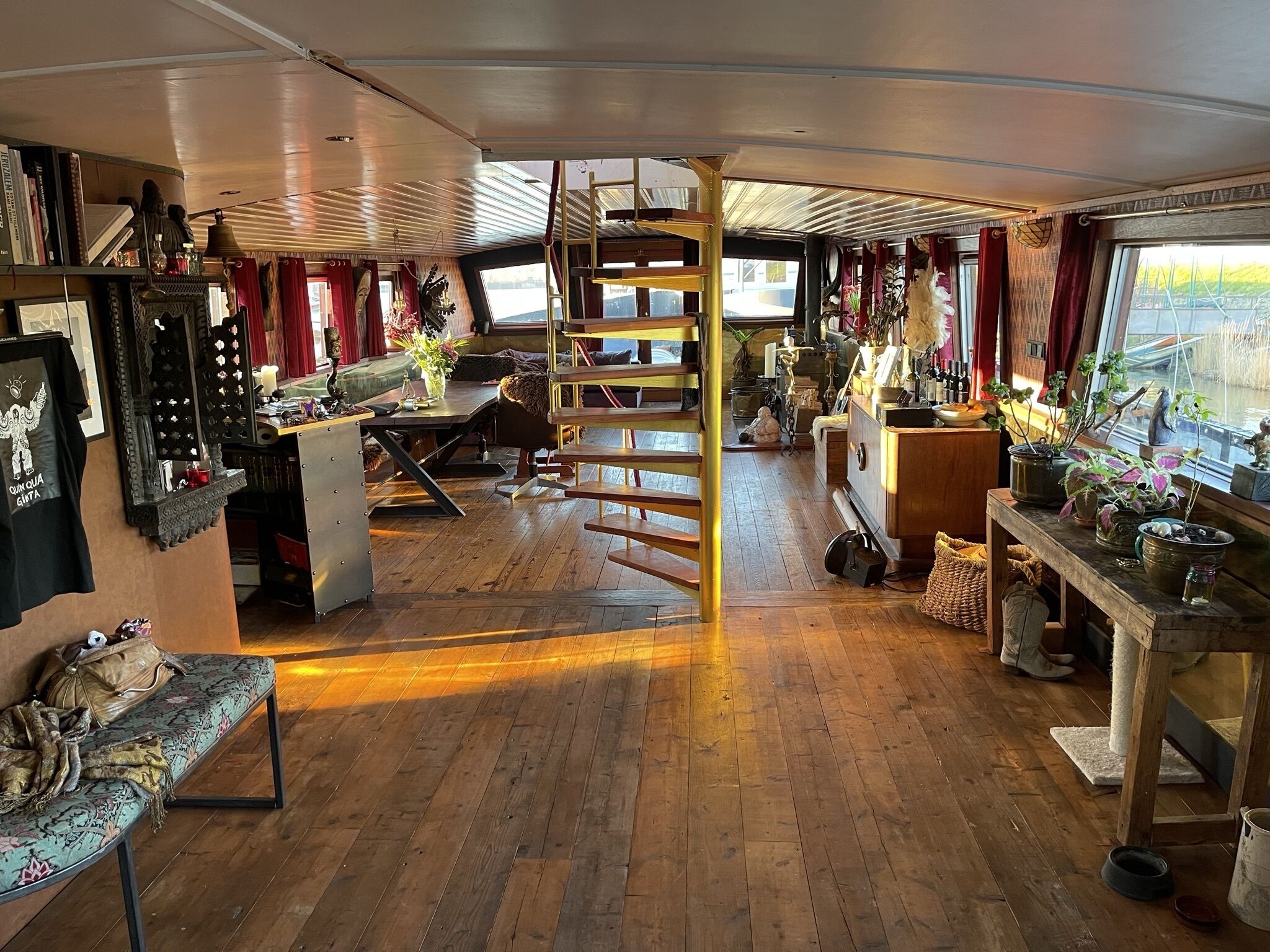 المنشأة من الداخل