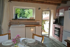 Réfrigérateur, un four, surface de cuisson, lave-vaisselle