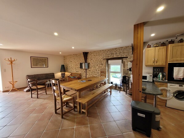 Fernseher, Bücher, Stereoanlage