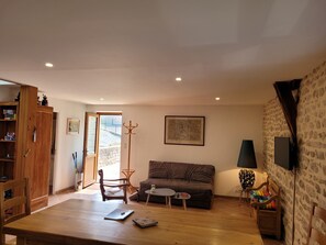 Fernseher, Bücher, Stereoanlage