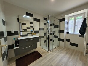 Badewanne, Haartrockner, Handtücher, Toilettenpapier