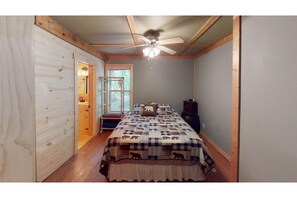 3 bedrooms, bed sheets - Alaska Cabin - Seculded on 80 Acres (Nelsonville)