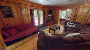 TV, DVD player - Alaska Cabin - Seculded on 80 Acres (Nelsonville)