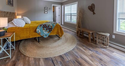 Hill Hideaway Unit 2 – Pet-Friendly, Mid-Term Lake Retreat