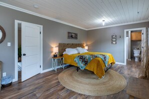 2 bedrooms, travel cot, WiFi, bed sheets