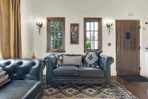 Smart TV, fireplace - HiLLSIDE HaCIENDA- Hot Tub & Walk Downtown (Paso Robles)