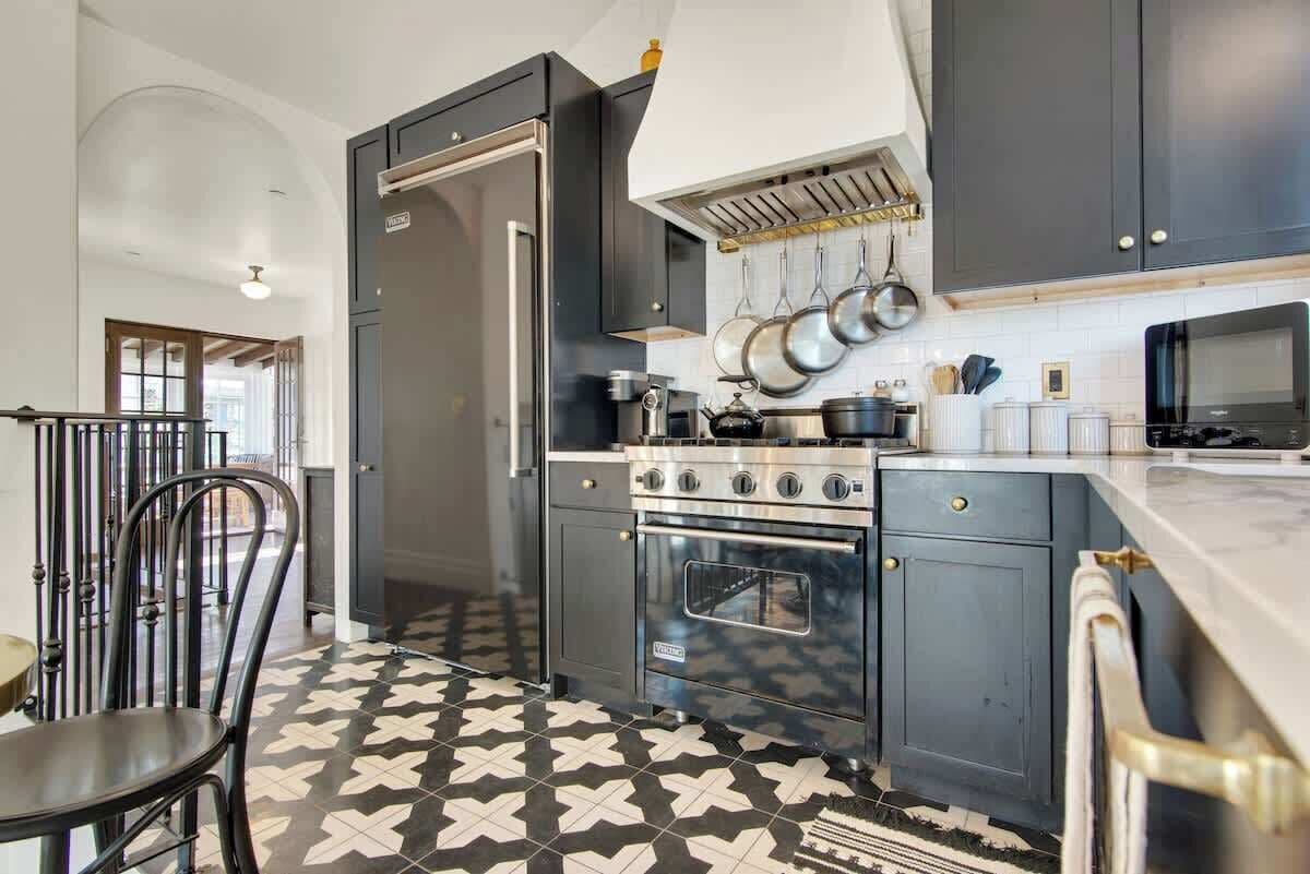 Køleskab, mikrobølgeovn, ovn, kogeplade