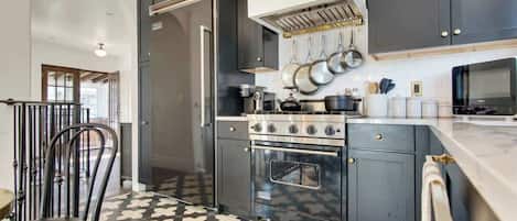 雪櫃、微波爐、焗爐、爐具