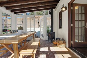 Outdoor dining - HiLLSIDE HaCIENDA- Hot Tub & Walk Downtown (Paso Robles)