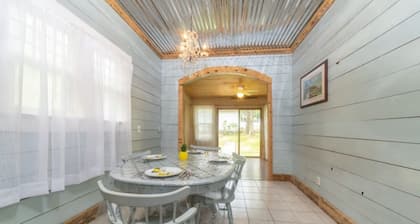 Bright and Cozy 2 Bedroom Cottage w/ Amenities