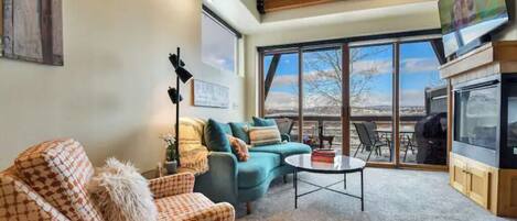 TV connectée, cheminée, chaîne hi-fi