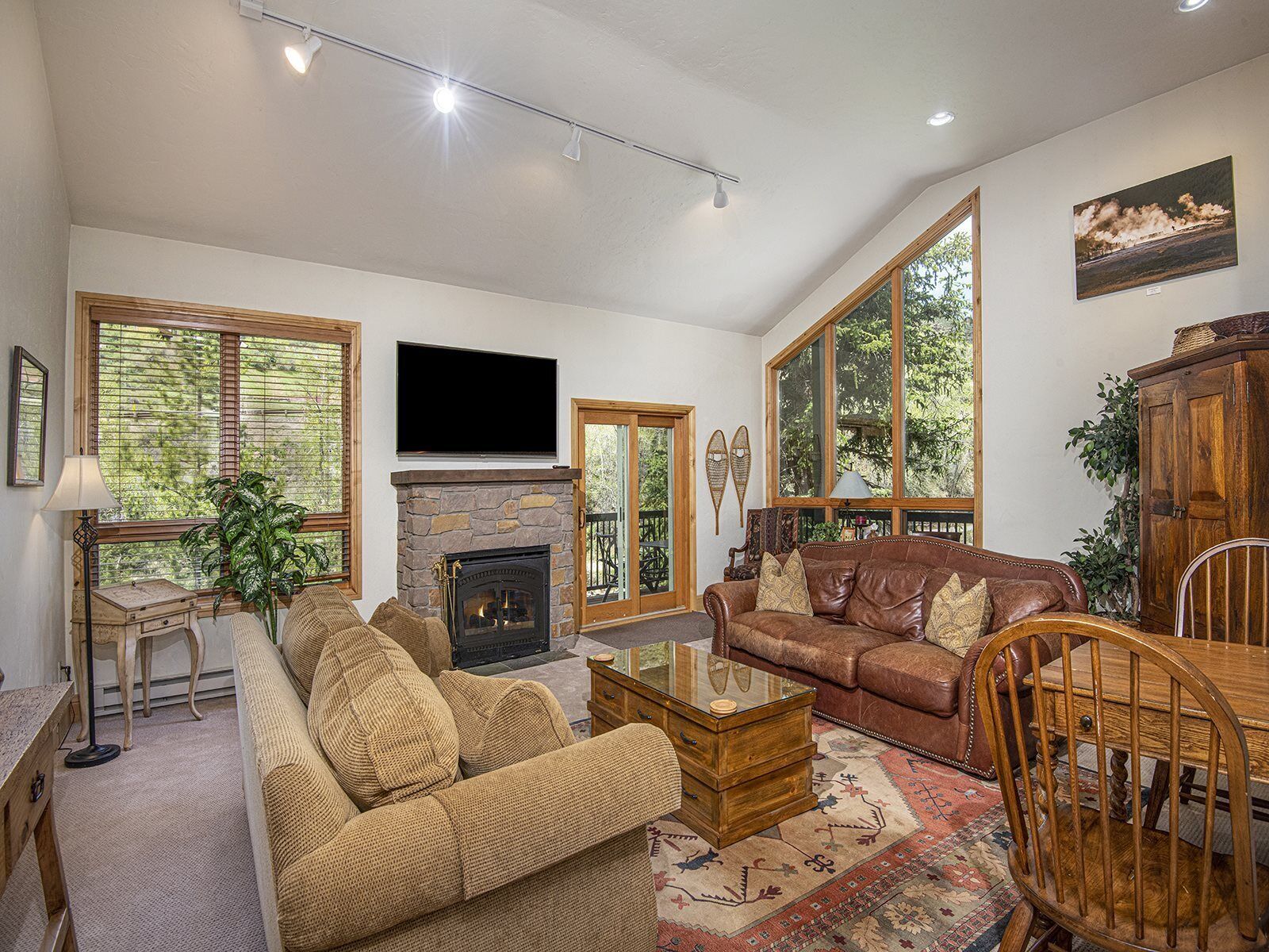 Departamento (ColdStream Townhome 19) | Área de sala de estar | Televisión de pantalla plana 