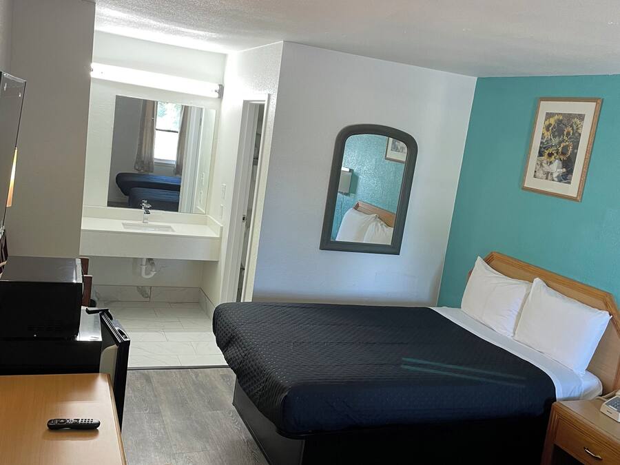 Escritorio, wifi gratis y ropa de cama