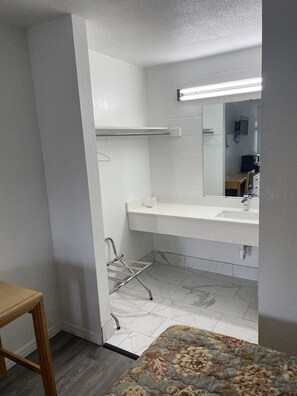 Desk, free WiFi, bed sheets - Executive Inn of Purcell (Purcell)