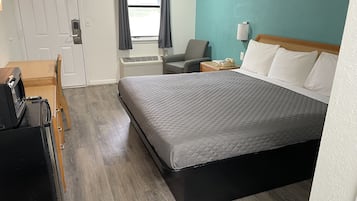 1 King Bed | Desk, free WiFi, bed sheets