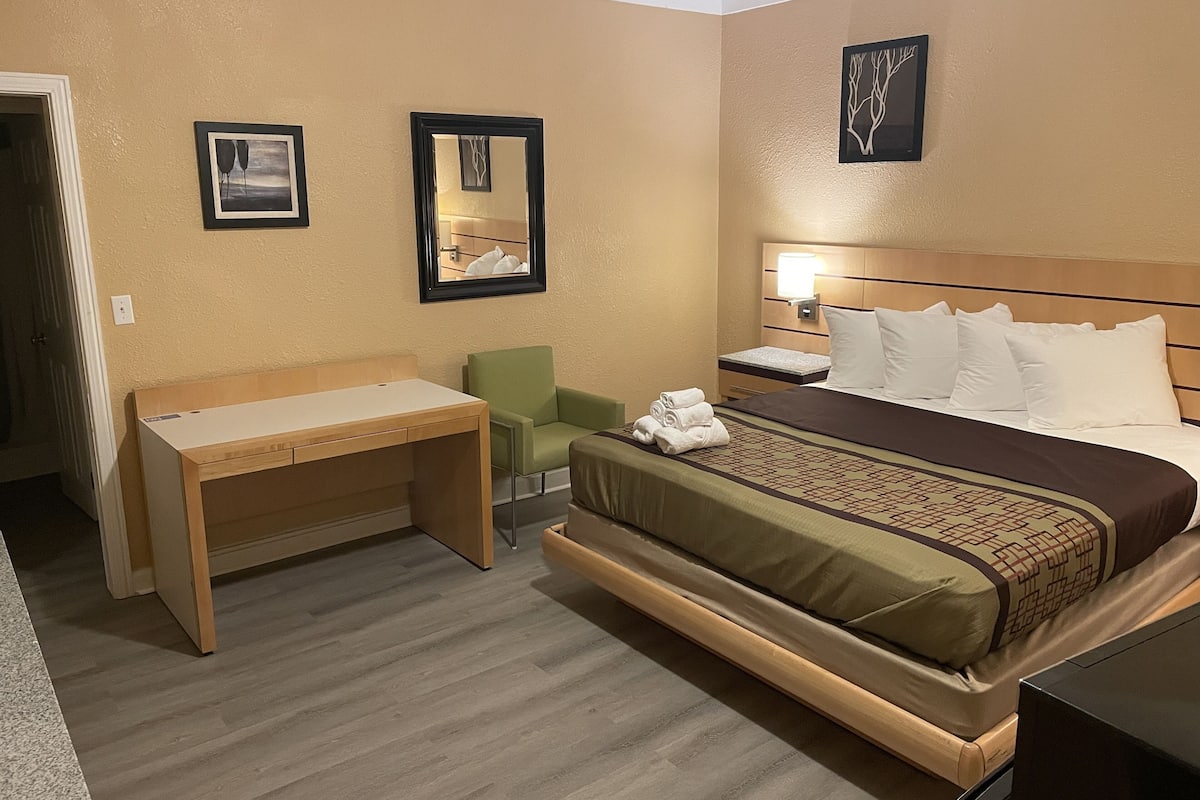Junior Suite Double Bedroom, 1 Queen Bed and 1 King Bed | 1 yatak odası, çarşaf takımı