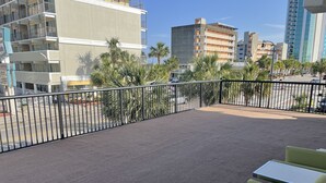 Junior Suite with Terrace, 1 Queen, Living Room with Sofa Bed | Terrasse/patio