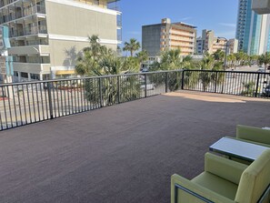 Junior Suite with Terrace, 1 Queen, Living Room with Sofa Bed | Terraza o patio