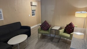 Junior Suite with Terrace, 1 Queen, Living Room with Sofa Bed | Aire de séjour | Téléviseur ACL de 42 po avec télévision numérique, téléviseur