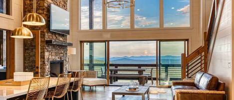 Televisio, takka, videopelejä, työhuone