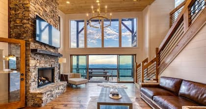Luxury Mtn Cabin • Hot Tub & Views • Sleeps 14