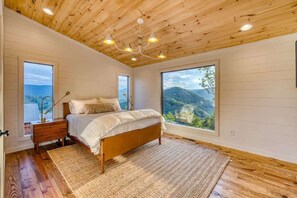 6 bedrooms, iron/ironing board, WiFi, bed sheets