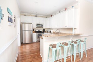 冰箱、微波炉、烤箱、炉灶