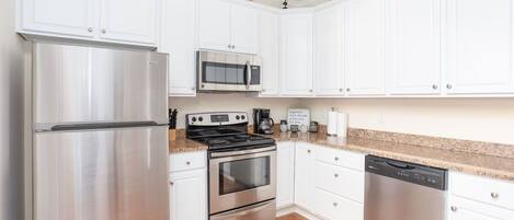 Réfrigérateur, four à micro-ondes, un four, surface de cuisson