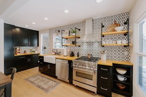 Køleskab, mikrobølgeovn, ovn, kogeplade