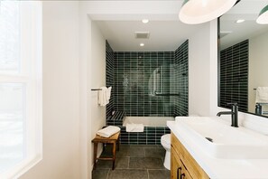 Ensemble douche/baignoire, sèche-cheveux, serviettes fournies, savon