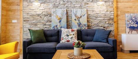 スーペリア シャレー 3 ベッドルーム サウナ マウンテンビュー | リビング エリア | 100 cmのテレビ (衛星放送視聴可)、暖炉