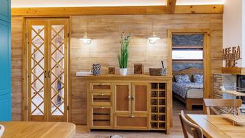 Superior-Chalet, 3 Schlafzimmer, Sauna, Bergblick | Wohnbereich | 100-cm-Fernseher mit Satellitenempfang, Kamin