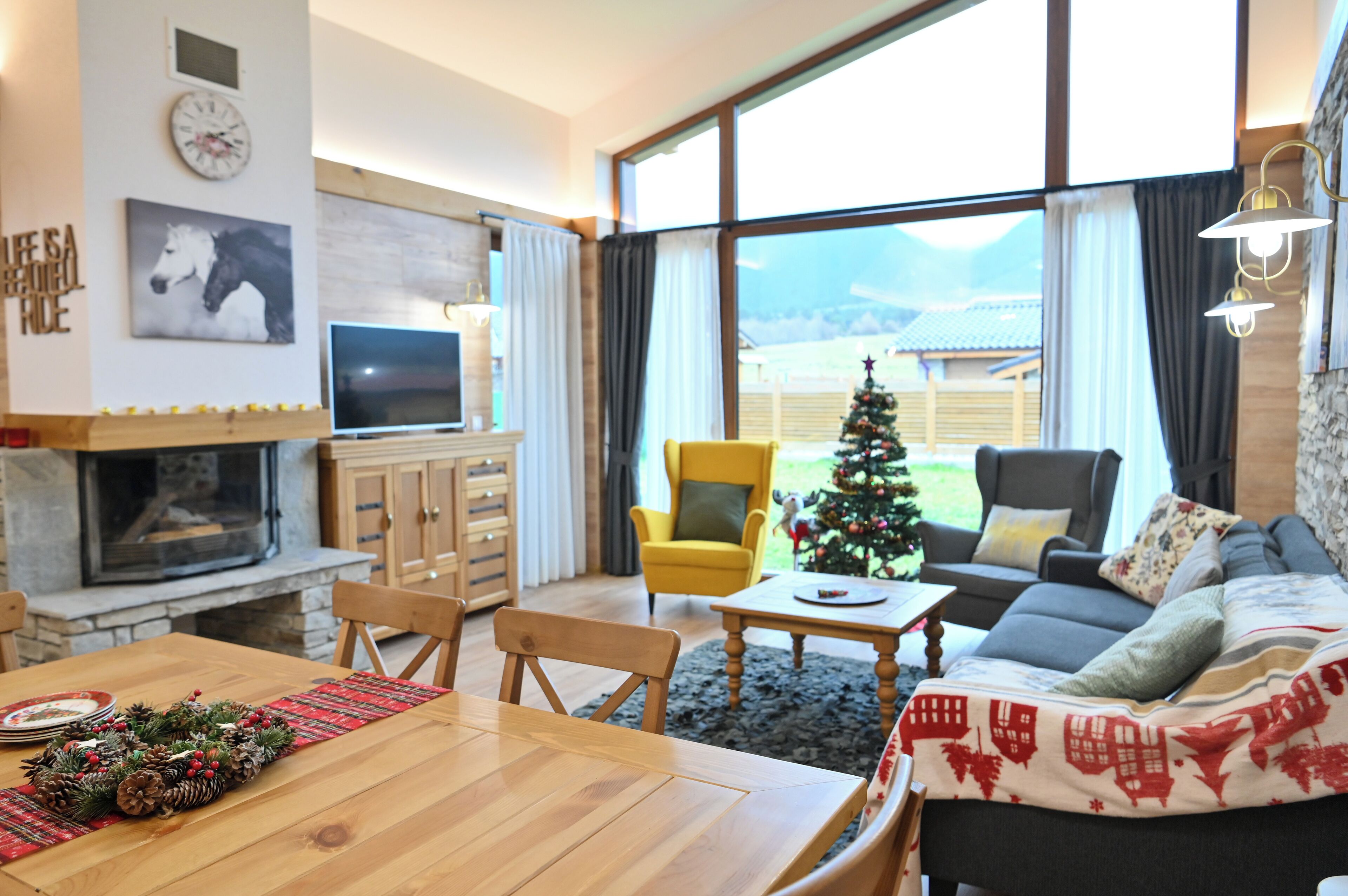 ซูพีเรียชาเลท์, 3 ห้องนอน, ซาวน่า, วิวภูเขา | บริเวณนั่งเล่น | ทีวี 100 ซม. พร้อมช่องดาวเทียม, เตาผิง