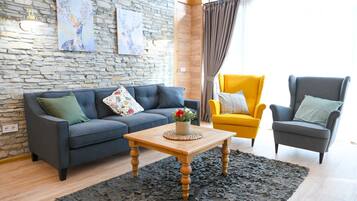 高級小木屋, 3 間臥室, 桑拿, 山景 | 客廳 | 100 厘米電視連衛星電視頻道、壁爐