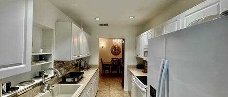 Geladeira, micro-ondas, fogão, cooktop