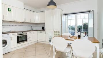 Coffee/tea maker, fridge, microwave, oven