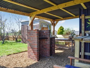 Outdoor dining - A short walk from long sandy beaches and pubs serving food. (Walcott)
