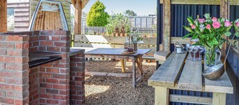 A short walk from long sandy beaches and pubs serving food.