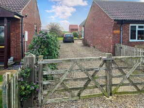 Property grounds - A short walk from long sandy beaches and pubs serving food. (Walcott)