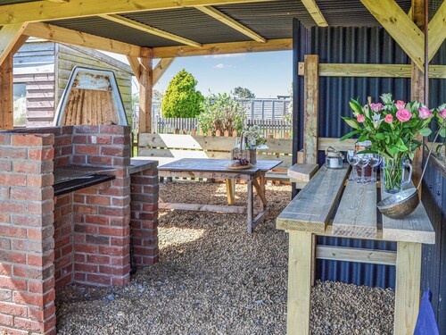 A short walk from long sandy beaches and pubs serving food.