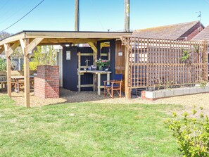 Outdoor dining - A short walk from long sandy beaches and pubs serving food. (Walcott)
